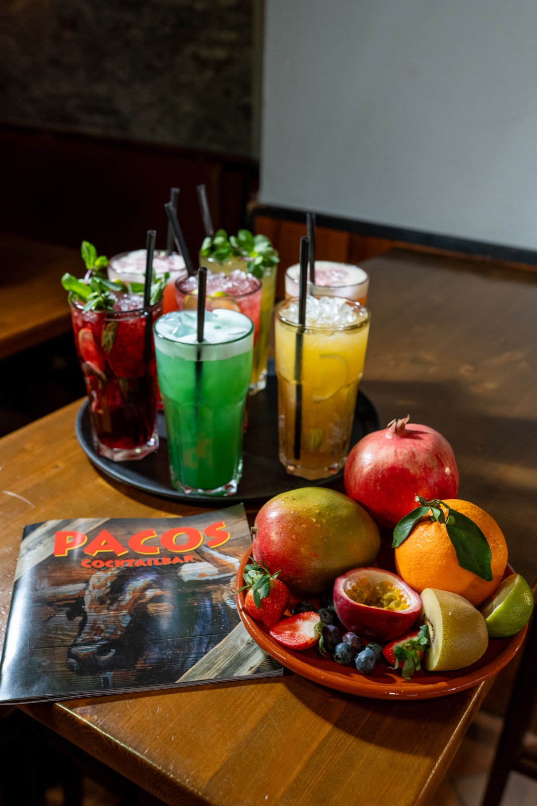 Eine Auswahl farbenfroher Cocktails